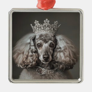 Grijze poedel gekleed als een prinses metalen ornament