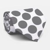Grijze polka stippen op witte maatwerk stropdas (Opgerold)