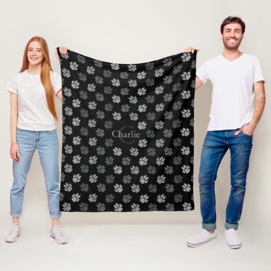 Grijze poten op zwart met monogram en naam fleece deken (In situ)