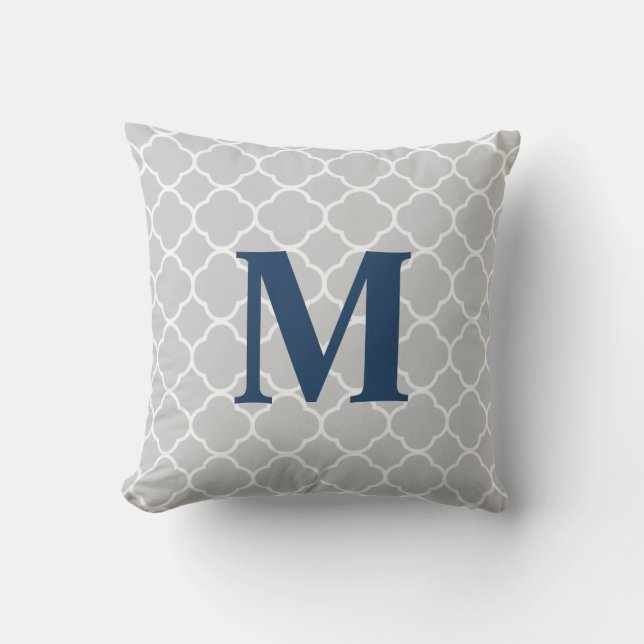 Grijze Quadrefoil en Monogram Outdoor Kussen (Voorkant)