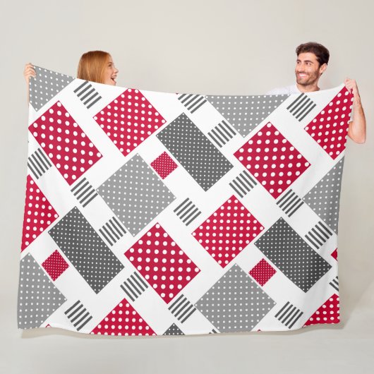 Grijze rode stippen patchwork op witte achtergrond fleece deken (In situ)