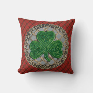Grijze Shamrock Keltische Knopen Op Rood Geruit Kussen