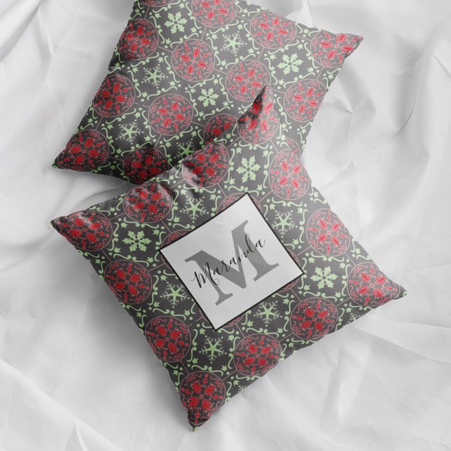 Grijze Sneeuwvlok Kerst Monogram Kussen (Gray snowflake Christmas monogram pillow with personalized name festive holiday decor accent.)