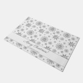 Grijze sneeuwvlokken en aangepaste familienaam deurmat (Schuin)