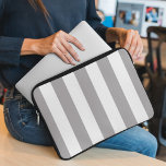 Grijze strepen, witte strepen, gestreept patroon laptop sleeve<br><div class="desc">Elegante,  stijlvolle en geavanceerde strepen in grijze en witte kleur. Moderne en trendy cadeau,  perfect voor de stripesliefhebber in je leven.</div>