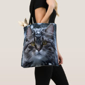 Grijze Tabby Kat in Sneeuw Tote Bag (Dichtbij)