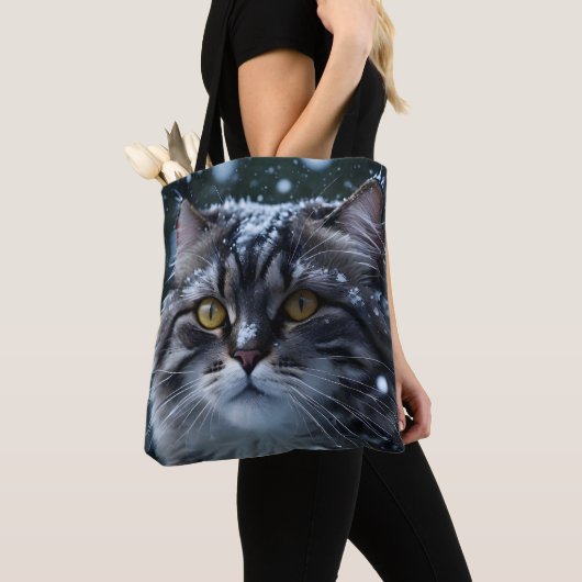 Grijze Tabby Kat in Sneeuwstorm Tote Bag (Dichtbij)