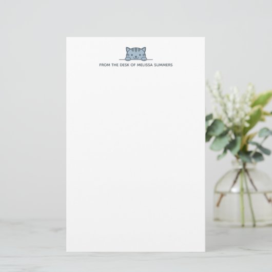 Grijze tabbykat die boven aangepaste tekst gluurt briefpapier (Staand voorkant)