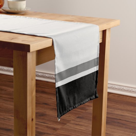 Grijze Tafelloper met Achternaam Letter 14 x 72" (Voorbeeld)