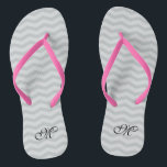 Grijze teenslippers voor de bruiloft van het chevr<br><div class="desc">Grijs/grijze naam monogram chevron patroon bruiloft teenslippers. Aangepaste kleurenriem voor hem en haar mannen en vrouwen. De achtergrondkleur van de douane en de gepersonaliseerde initialen van de naamnaam. Moderne, trendy zigzag stripe-ontwerpsandalen. Verticale of horizontale lijnen. Plotseling voor strandthema bruiloft, huwelijk, vrijgezellenfeest, verloving, verjaardag, bachelorette, weekendreis voor meisjes enz. Stripes maken...</div>