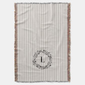 Grijze Ticking Strepen Krans Monogram | Boerderij Deken (Voorkant Verticaal)