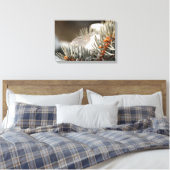 Grijze veer in besneeuwde groenblijvende tak canvas afdruk (Insitu (Slaapkamer))
