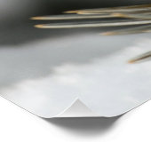 Grijze veer in de winter groenblijvende tak perfect poster (Hoek)