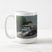 Grijze veevoer Cistern Truck voor vrachtwagens en  Koffiemok (Links)