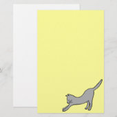 Grijze verblindende kat op geel briefpapier (Voorkant / Achterkant)