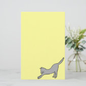 Grijze verblindende kat op geel briefpapier (Staand voorkant)