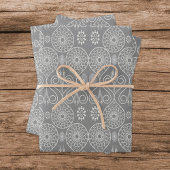 Grijze vezelige textiel octopus zaden met patronen inpakpapier vel