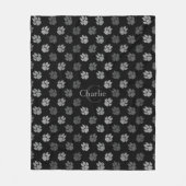 grijze vlekken op zwart met monogram en naam fleece deken (Voorkant)