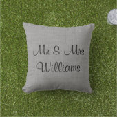 Grijze "We Did" kussen met monogram voor buiten (Gras)