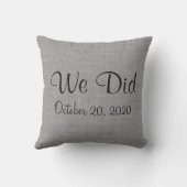 Grijze "We Did" kussen met monogram voor buiten (Achterkant)