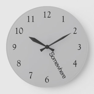 Grijze werkdag vijf uur 's avonds laat een grote k grote klok