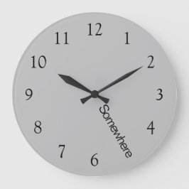 Grijze werkdag vijf uur 's avonds laat een grote k klok