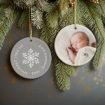Grijze Winter Sneeuwvlok Eerste Kerst Keepsake Keramisch Ornament<br><div class="desc">Keramische vakantie ornament gepersonaliseerd met de foto van uw baby en aangepaste "Mijn Eerste Kerstmis" tekst. Dit eenvoudige moderne vakantieontwerp heeft een witte sneeuwvlok op een grijze achtergrond. Gebruik de ontwerpgereedschappen om een achtergrondkleur te kiezen, tekstlettertypen en -kleuren te bewerken en uw eigen foto's toe te voegen aan creëer uw...</div>