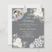 Grijze witte bloemen foto 25e huwelijksuitnodiging (Voorkant)