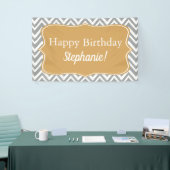 Grijze, witte en gouden Chevron Birthday Spandoek (Beurs)