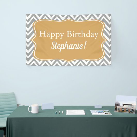 Grijze, witte en gouden Chevron Birthday Spandoek (Beurs)