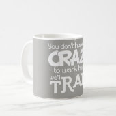 Grijze witte lui om hier te werken cadeau voor col koffiemok (Voorkant links)