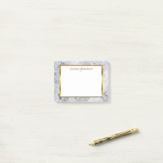 Grijze witte marmer goudmonogram post-it® notes (Op bureau)