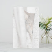 Grijze Wolf (Canis lupus) achter de boom Briefpapier (Staand voorkant)