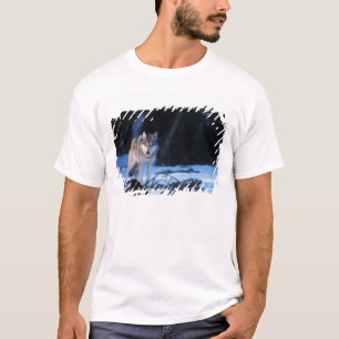 grijze wolf, Canis lupus, in de heuvels T-shirt