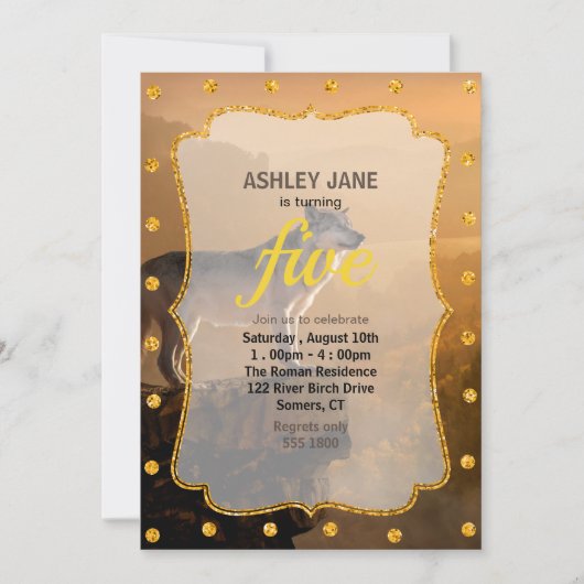 Grijze wolf die op een rots staat in het bos kaart (Voorkant)