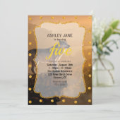 Grijze wolf die op een rots staat in het bos kaart (Staand voorkant)