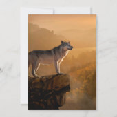 Grijze wolf die op een rots staat in het bos kaart (Achterkant)