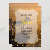 Grijze wolf die op een rots staat in het bos kaart (Voorkant / Achterkant)