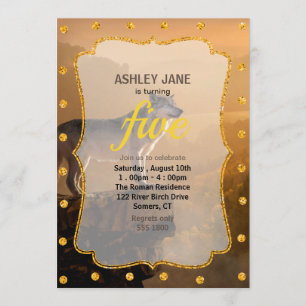 Grijze wolf die op een rots staat in het bos kaart