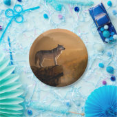 Grijze wolf die op een rots staat in het bos papieren bordje (Feest)