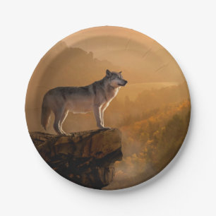 Grijze wolf die op een rots staat in het bos papieren bordje