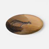 Grijze wolf die op een rots staat in het bos papieren bordje (Gekanteld)