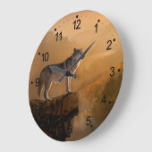 Grijze wolf op een rots in het bos grote klok (Hoek)