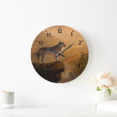 Grijze wolf op een rots in het bos grote klok (Huis)