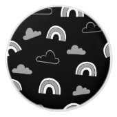 Grijze wolken en regenbogen op zwarte keramische k keramische knop (Voorkant)