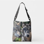 Grijze wolven in de wilde natuur crossbody tas (Voorkant)