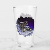 Grijze wolven in wintersneeuw bij nacht glas