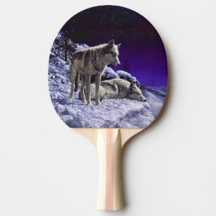 Grijze wolven in wintersneeuw bij nacht tafeltennisbatje