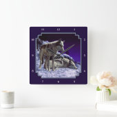 Grijze wolven in wintersneeuw bij nacht vierkante klok (Huis)