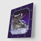 Grijze wolven in wintersneeuw bij nacht vierkante klok (Hoek)